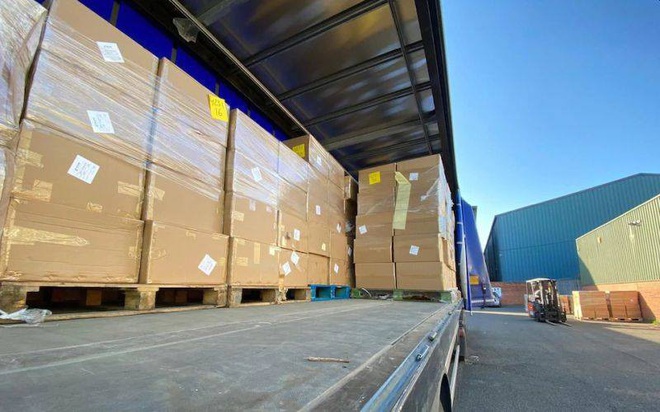 Thiếu thiết bị y tế trầm trọng, Anh vẫn cho xuất h&agrave;ng ồ ạt sang EU - Ảnh 1.