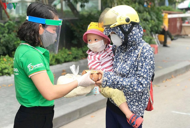 “Đi từng ngõ, gõ từng nhà” hiểu khó khăn và hỗ trợ kịp thời người dân - Ảnh 1.