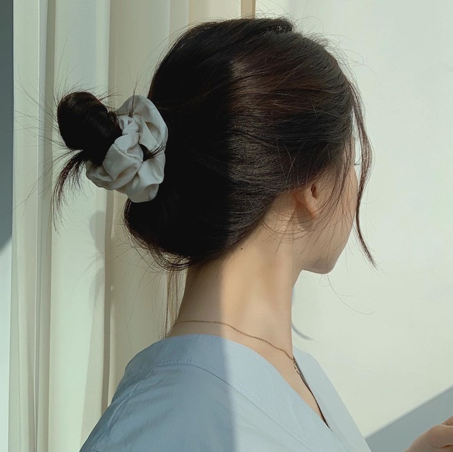 Dạo n&agrave;y Park Min Young rất chịu kh&oacute; hồi teen với d&acirc;y buộc t&oacute;c vải hot hit, n&agrave;ng tuổi băm r&eacute;n g&igrave; m&agrave; kh&ocirc;ng bắt chước - Ảnh 4.