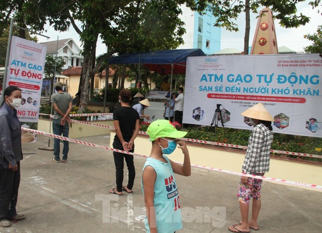 ATM gạo miễn phí ở Bình Dương: Ai nhận đều phát, ăn hết lại đến lấy - Ảnh 6.