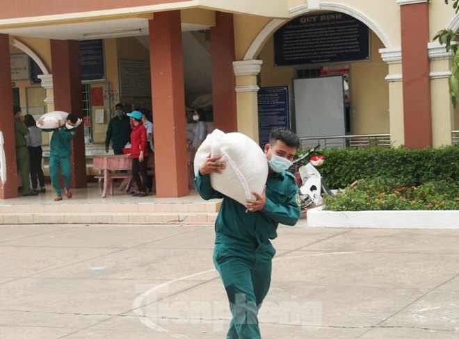 ATM gạo miễn phí ở Bình Dương: Ai nhận đều phát, ăn hết lại đến lấy - Ảnh 10.