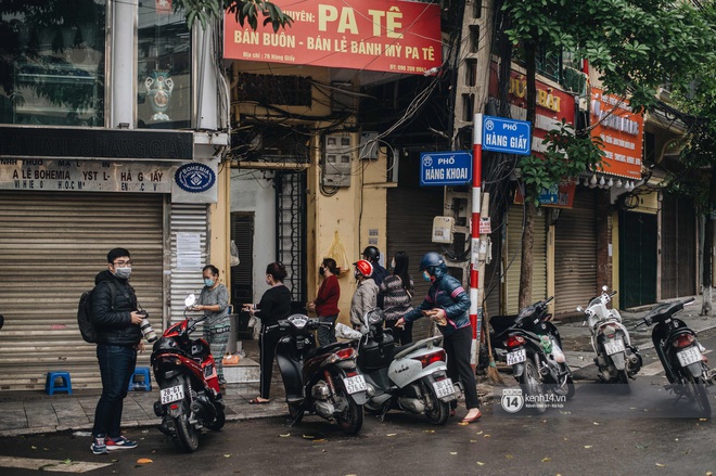 Phở đã bán, xôi đã mở, người Hà Nội mong lắm bữa quà sáng nóng hổi sau chuỗi ngày cách ly - Ảnh 16.