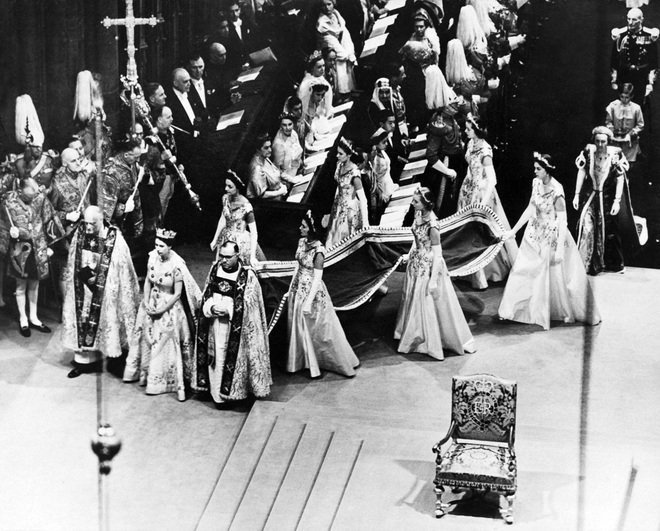 Cuộc đời Nữ ho&agrave;ng Elizabeth II qua ảnh: Vị nữ vương ngồi tr&ecirc;n ngai v&agrave;ng l&acirc;u nhất trong lịch sử c&aacute;c vương triều của nước Anh - Ảnh 8.