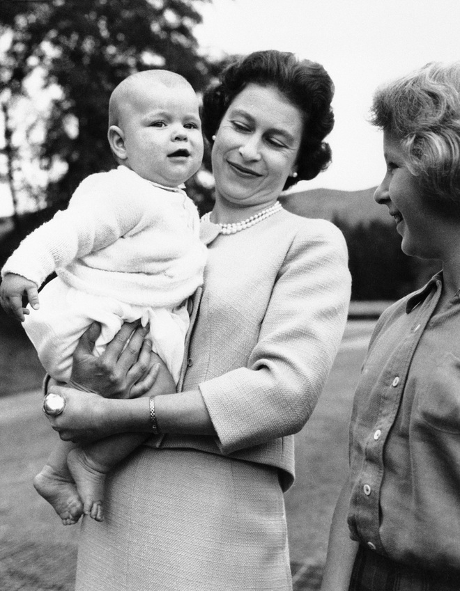 Cuộc đời Nữ ho&agrave;ng Elizabeth II qua ảnh: Vị nữ vương ngồi tr&ecirc;n ngai v&agrave;ng l&acirc;u nhất trong lịch sử c&aacute;c vương triều của nước Anh - Ảnh 10.