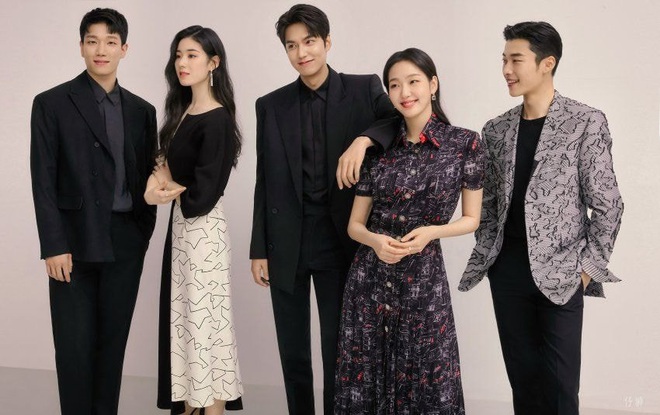 Bộ ảnh mới của dàn cast Quân vương bất diệt: Kim Go Eun bị nữ phụ Tuesday lấn át, ai dè đều biến thành nữ phụ đam mỹ? - Ảnh 14.