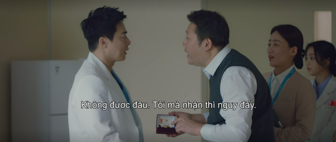 Cameo siêu hot tập 7 Hospital Playlist: Mẹ Sun Woo đòi mai mối cho giáo sư Ik Jun, hé lộ tập đặc biệt Reply 1988? - Ảnh 4.
