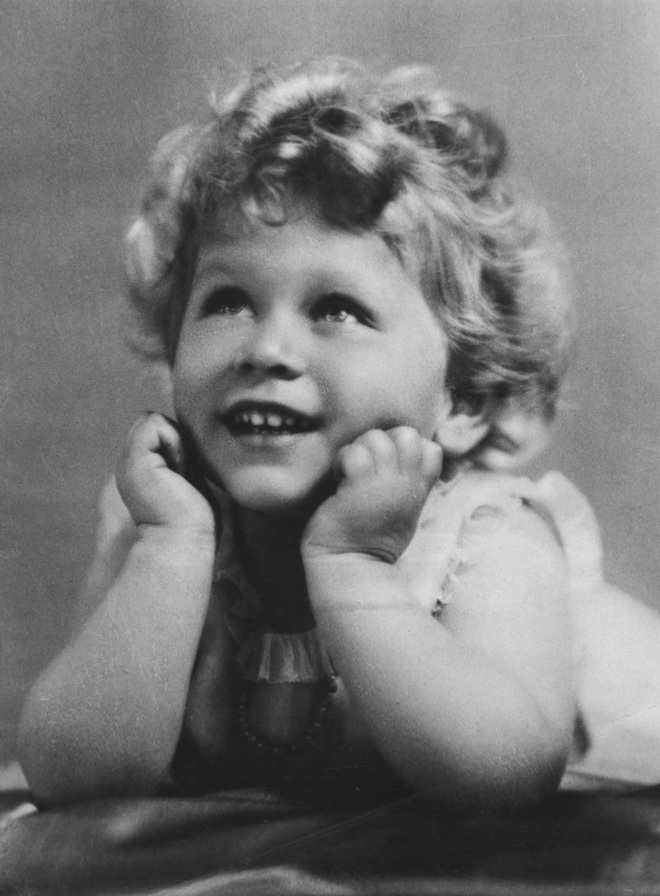 Cuộc đời Nữ ho&agrave;ng Elizabeth II qua ảnh: Vị nữ vương ngồi tr&ecirc;n ngai v&agrave;ng l&acirc;u nhất trong lịch sử c&aacute;c vương triều của nước Anh - Ảnh 2.
