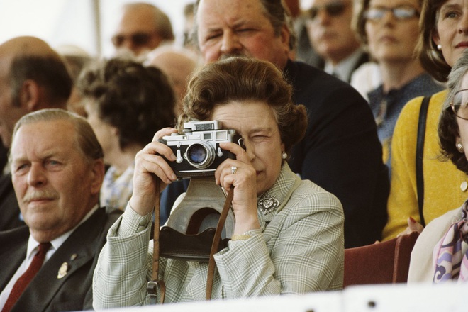 Cuộc đời Nữ ho&agrave;ng Elizabeth II qua ảnh: Vị nữ vương ngồi tr&ecirc;n ngai v&agrave;ng l&acirc;u nhất trong lịch sử c&aacute;c vương triều của nước Anh - Ảnh 17.