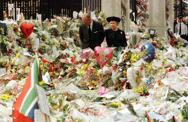 Cuộc đời Nữ ho&agrave;ng Elizabeth II qua ảnh: Vị nữ vương ngồi tr&ecirc;n ngai v&agrave;ng l&acirc;u nhất trong lịch sử c&aacute;c vương triều của nước Anh - Ảnh 19.