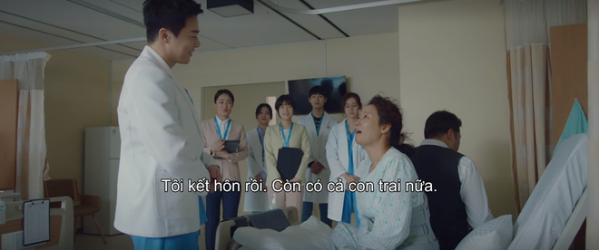 Cameo siêu hot tập 7 Hospital Playlist: Mẹ Sun Woo đòi mai mối cho giáo sư Ik Jun, hé lộ tập đặc biệt Reply 1988? - Ảnh 2.