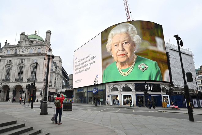 Cuộc đời Nữ ho&agrave;ng Elizabeth II qua ảnh: Vị nữ vương ngồi tr&ecirc;n ngai v&agrave;ng l&acirc;u nhất trong lịch sử c&aacute;c vương triều của nước Anh - Ảnh 30.
