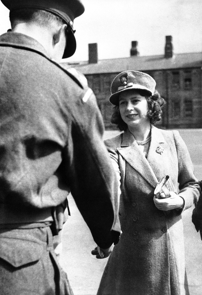 Cuộc đời Nữ ho&agrave;ng Elizabeth II qua ảnh: Vị nữ vương ngồi tr&ecirc;n ngai v&agrave;ng l&acirc;u nhất trong lịch sử c&aacute;c vương triều của nước Anh - Ảnh 5.