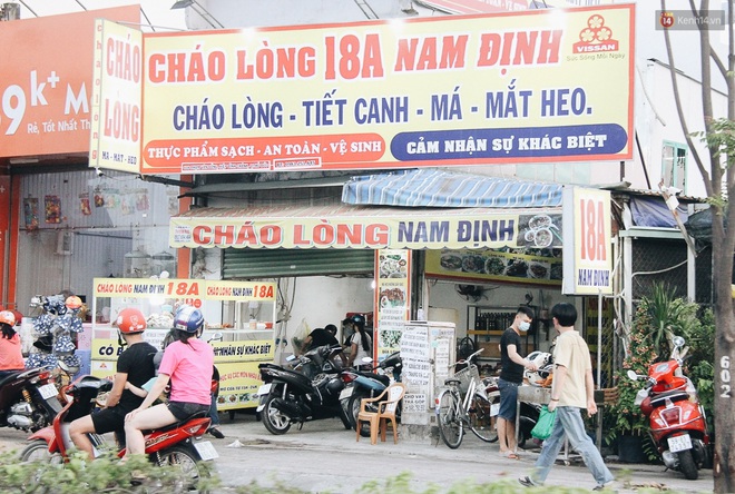 Quán ăn và cafe ở Sài Gòn chính thức đón khách, có nơi đã chật kín chỗ ngồi - Ảnh 2.