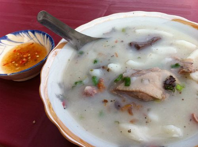 Ngồi xắt bột bánh canh “điêu luyện hơn cả máy”, người phụ nữ miền Tây khiến dân mạng bái phục: Hồn quê gói trọn trong món đặc sản này! - Ảnh 5. Ngồi xắt bột bánh canh “điêu luyện hơn cả máy”, người phụ nữ miền Tây khiến dân mạng bái phục: Hồn quê gói trọn trong món đặc sản này! - Ảnh 5.