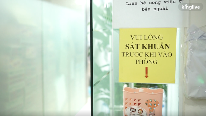 Clip: D&acirc;n c&ocirc;ng sở phấn khởi trong ng&agrave;y đầu đi l&agrave;m trở lại, sẵn s&agrave;ng thay đổi th&oacute;i quen để đảm bảo an to&agrave;n ph&ograve;ng dịch - Ảnh 3.