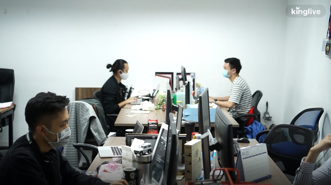 Clip: D&acirc;n c&ocirc;ng sở phấn khởi trong ng&agrave;y đầu đi l&agrave;m trở lại, sẵn s&agrave;ng thay đổi th&oacute;i quen để đảm bảo an to&agrave;n ph&ograve;ng dịch - Ảnh 4.