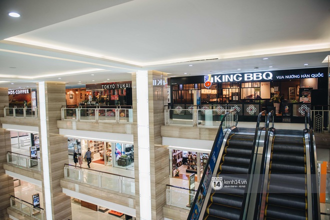 Thủ đ&ocirc; H&agrave; Nội buổi tối đầu ti&ecirc;n nới lỏng gi&atilde;n c&aacute;ch x&atilde; hội: Phố x&aacute;, trung t&acirc;m thương mại vắng vẻ, qu&aacute;n cafe lại đ&ocirc;ng nghịt như chưa hề c&oacute; c&aacute;ch ly - Ảnh 2.