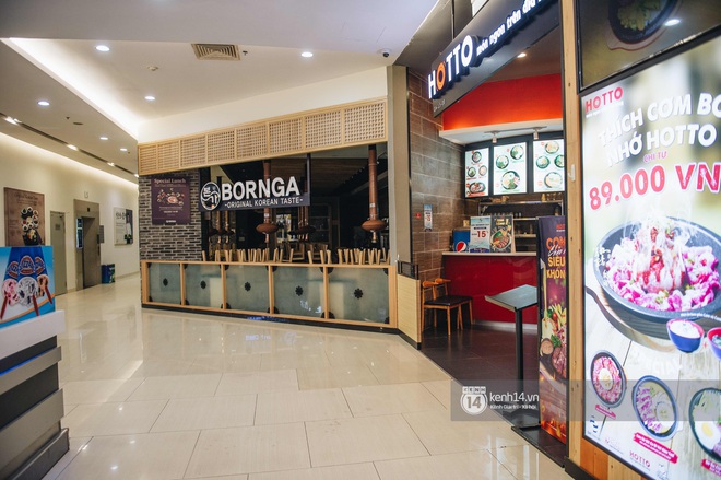 Thủ đ&ocirc; H&agrave; Nội buổi tối đầu ti&ecirc;n nới lỏng gi&atilde;n c&aacute;ch x&atilde; hội: Phố x&aacute;, trung t&acirc;m thương mại vắng vẻ, qu&aacute;n cafe lại đ&ocirc;ng nghịt như chưa hề c&oacute; c&aacute;ch ly - Ảnh 7.