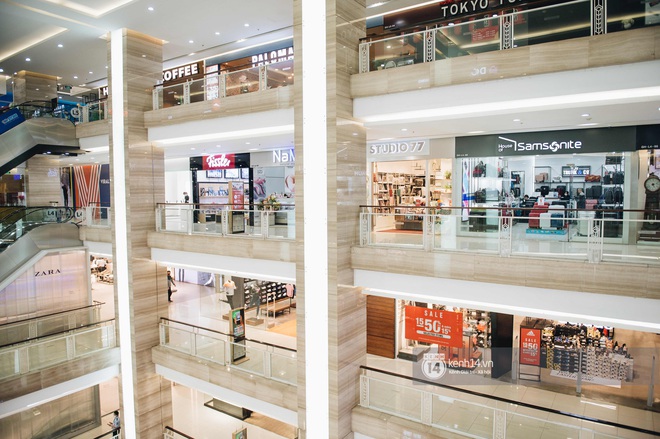 Thủ đ&ocirc; H&agrave; Nội buổi tối đầu ti&ecirc;n nới lỏng gi&atilde;n c&aacute;ch x&atilde; hội: Phố x&aacute;, trung t&acirc;m thương mại vắng vẻ, qu&aacute;n cafe lại đ&ocirc;ng nghịt như chưa hề c&oacute; c&aacute;ch ly - Ảnh 1.