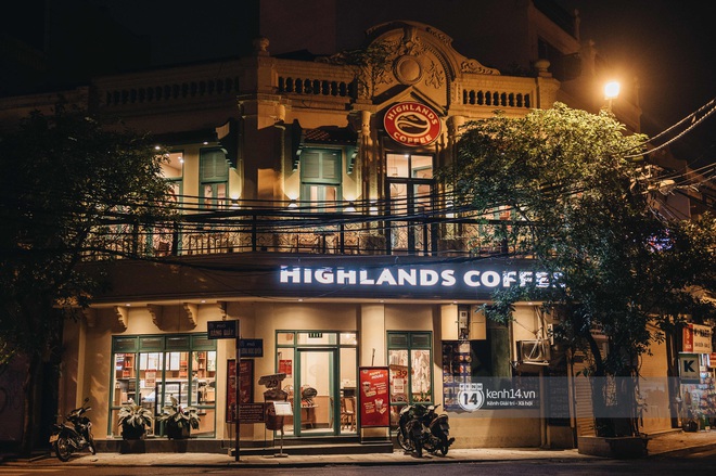 Thủ đ&ocirc; H&agrave; Nội buổi tối đầu ti&ecirc;n nới lỏng gi&atilde;n c&aacute;ch x&atilde; hội: Phố x&aacute;, trung t&acirc;m thương mại vắng vẻ, qu&aacute;n cafe lại đ&ocirc;ng nghịt như chưa hề c&oacute; c&aacute;ch ly - Ảnh 13.