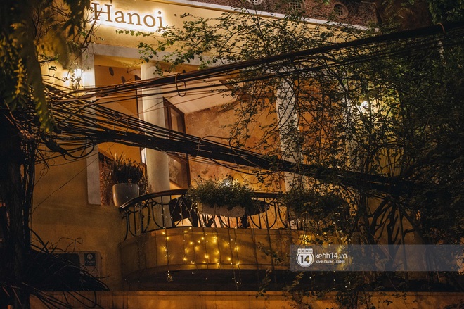 Thủ đ&ocirc; H&agrave; Nội buổi tối đầu ti&ecirc;n nới lỏng gi&atilde;n c&aacute;ch x&atilde; hội: Phố x&aacute;, trung t&acirc;m thương mại vắng vẻ, qu&aacute;n cafe lại đ&ocirc;ng nghịt như chưa hề c&oacute; c&aacute;ch ly - Ảnh 12.