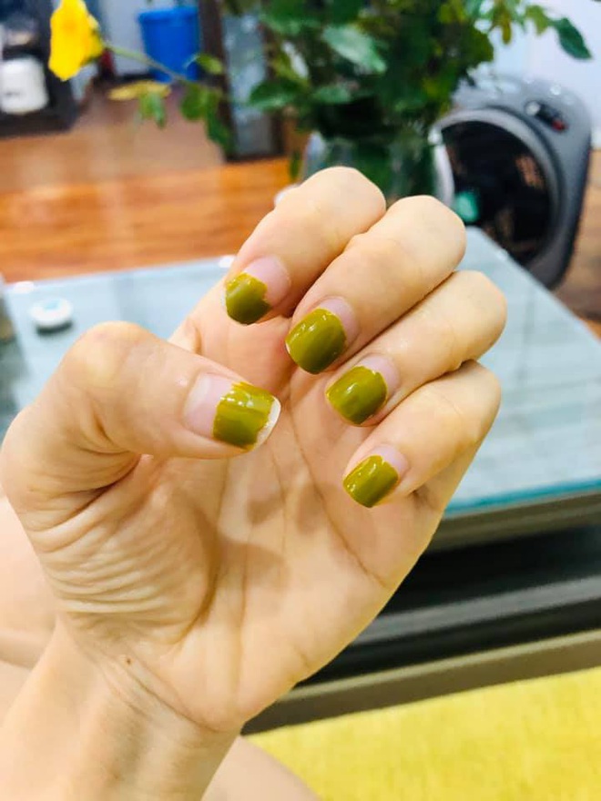 Hội con gái rủ nhau khoe móng tay sau chuỗi ngày tiệm nail đóng cửa: Vừa buồn cười vừa thấy thương  - Ảnh 1.