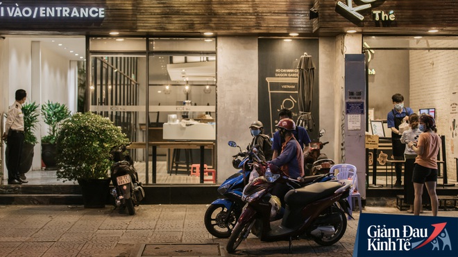 Một loạt quán xá Sài Gòn đã mở cửa trở lại sau chuỗi ngày dài cách ly: Nơi thì tấp nập khách, chỗ vẫn vắng hoe như cũ - Ảnh 23.