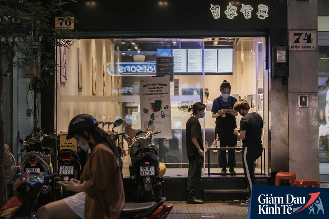 Một loạt quán xá Sài Gòn đã mở cửa trở lại sau chuỗi ngày dài cách ly: Nơi thì tấp nập khách, chỗ vẫn vắng hoe như cũ - Ảnh 26.