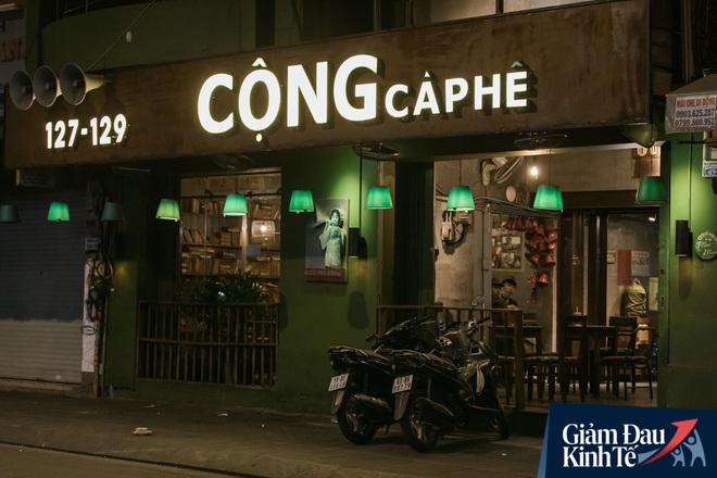 Một loạt quán xá Sài Gòn đã mở cửa trở lại sau chuỗi ngày dài cách ly: Nơi thì tấp nập khách, chỗ vẫn vắng hoe như cũ - Ảnh 13.