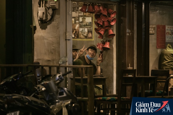 Một loạt quán xá Sài Gòn đã mở cửa trở lại sau chuỗi ngày dài cách ly: Nơi thì tấp nập khách, chỗ vẫn vắng hoe như cũ - Ảnh 14.