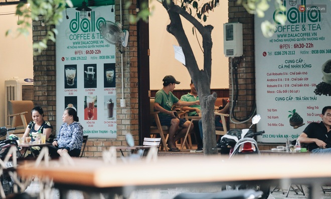 Quán ăn và cafe ở Sài Gòn chính thức đón khách, có nơi đã chật kín chỗ ngồi - Ảnh 7.