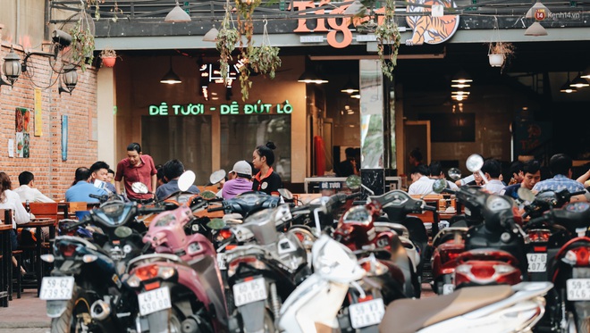 Quán ăn và cafe ở Sài Gòn chính thức đón khách, có nơi đã chật kín chỗ ngồi - Ảnh 10.