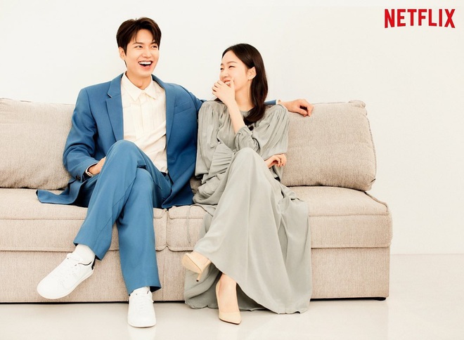 Bộ ảnh mới của dàn cast Quân vương bất diệt: Kim Go Eun bị nữ phụ Tuesday lấn át, ai dè đều biến thành nữ phụ đam mỹ? - Ảnh 4.