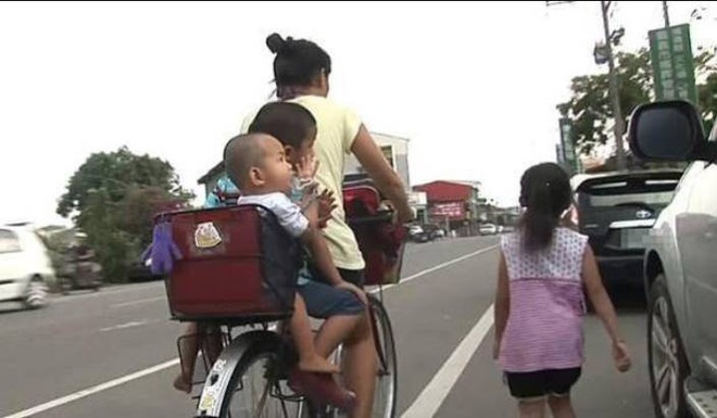 Người mẹ đạp xe 12 km để bé gái 6 tuổi chạy bộ theo sau tới trường, nhiều người hỏi lý do vì sao, sự thật đằng sau khiến nhiều người xúc động - Ảnh 3.