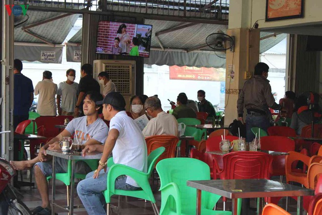 Ảnh: Qu&aacute;n c&agrave; ph&ecirc;, qu&aacute;n ăn ở Cần Thơ bị nhắc nhở v&igrave; tập trung qu&aacute; 10 người - Ảnh 3.
