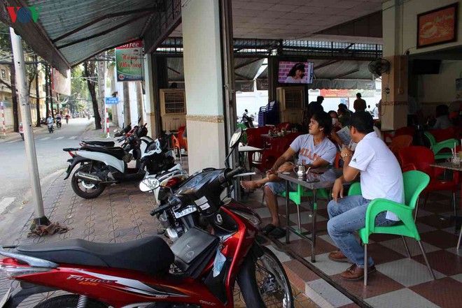Ảnh: Qu&aacute;n c&agrave; ph&ecirc;, qu&aacute;n ăn ở Cần Thơ bị nhắc nhở v&igrave; tập trung qu&aacute; 10 người - Ảnh 4.