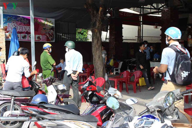 Ảnh: Qu&aacute;n c&agrave; ph&ecirc;, qu&aacute;n ăn ở Cần Thơ bị nhắc nhở v&igrave; tập trung qu&aacute; 10 người - Ảnh 7.