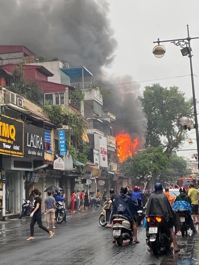 Hà Nội: Vừa cháy 3 hôm trước, ngôi nhà 2 tầng ở phố Hàng Ngang lại bốc cháy lúc rạng sáng nay - Ảnh 2.