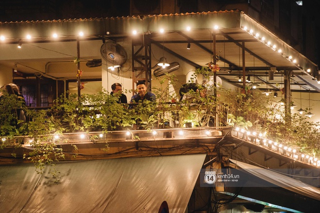 Thủ đ&ocirc; H&agrave; Nội buổi tối đầu ti&ecirc;n nới lỏng gi&atilde;n c&aacute;ch x&atilde; hội: Phố x&aacute;, trung t&acirc;m thương mại vắng vẻ, qu&aacute;n cafe lại đ&ocirc;ng nghịt như chưa hề c&oacute; c&aacute;ch ly - Ảnh 17.