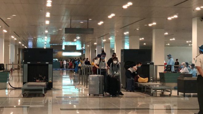 Sân bay Cần Thơ đón 215 công dân từ Singapore về nước - Ảnh 1.