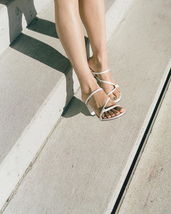 Sandal quai mảnh cứ tinh tế v&agrave; k&eacute;o ch&acirc;n tuyệt diệu thế n&agrave;y th&igrave; ai chẳng m&ecirc;, đến BTV thời trang cũng phải tuy&ecirc;n bố diện hết H&egrave; mới b&otilde; - Ảnh 3.