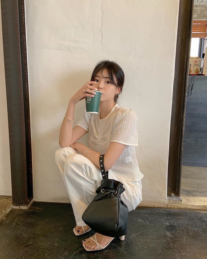 Sandal quai mảnh cứ tinh tế v&agrave; k&eacute;o ch&acirc;n tuyệt diệu thế n&agrave;y th&igrave; ai chẳng m&ecirc;, đến BTV thời trang cũng phải tuy&ecirc;n bố diện hết H&egrave; mới b&otilde; - Ảnh 7.