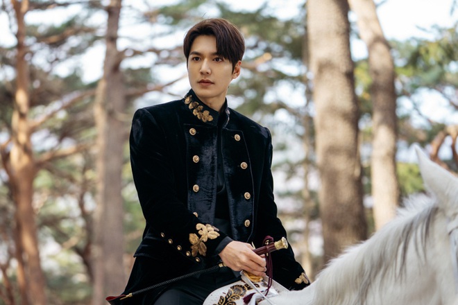 Tưởng vô lý, nhưng Quân vương Lee Min Ho sexy nhất khi... kín như bưng: Chỉ cần trang phục này là chị em vứt hết liêm sỉ - Ảnh 15.