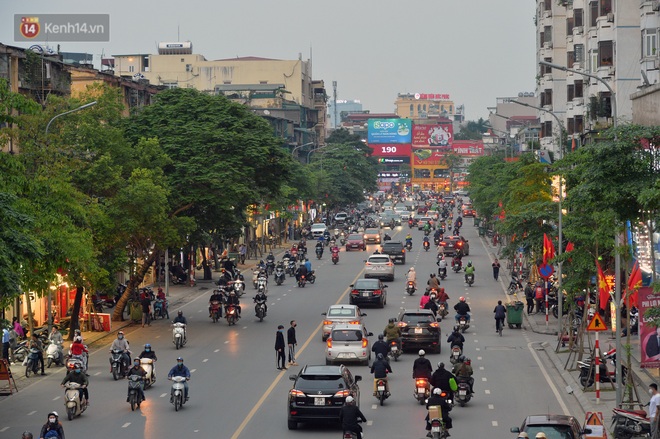 Ảnh: Người H&agrave; Nội trở lại cuộc sống nhộn nhịp trong cuối tuần đầu ti&ecirc;n nới lỏng gi&atilde;n c&aacute;ch x&atilde; hội - Ảnh 2.