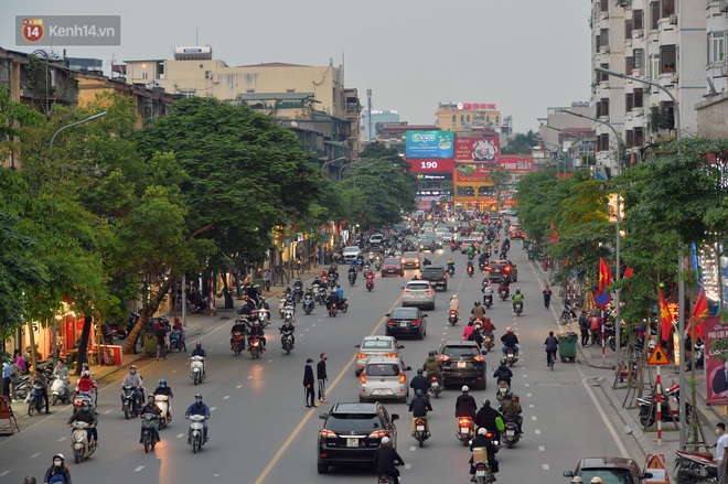 Ảnh: Người Hà Nội trở lại cuộc sống nhộn nhịp trong cuối tuần đầu tiên nới lỏng giãn cách xã hội - Ảnh 2.