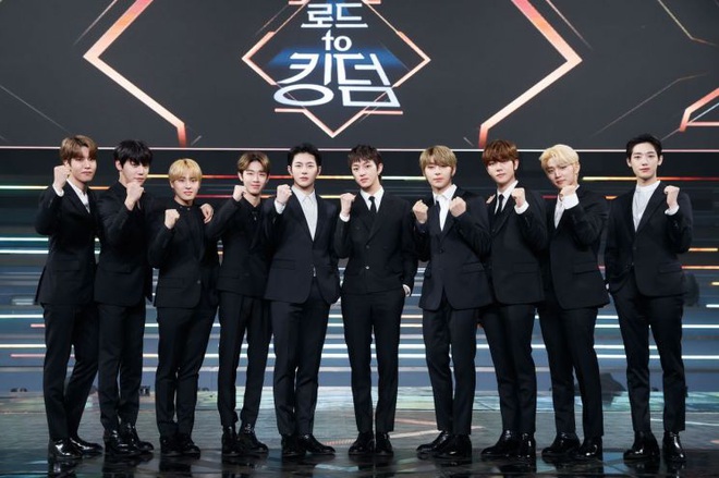 Giữa rừng mỹ nam an tĩnh của Kpop bất ngờ xuất hiện 1 si&ecirc;u mẫu li&ecirc;n tục tạo d&aacute;ng kh&aacute;c người! - Ảnh 4.