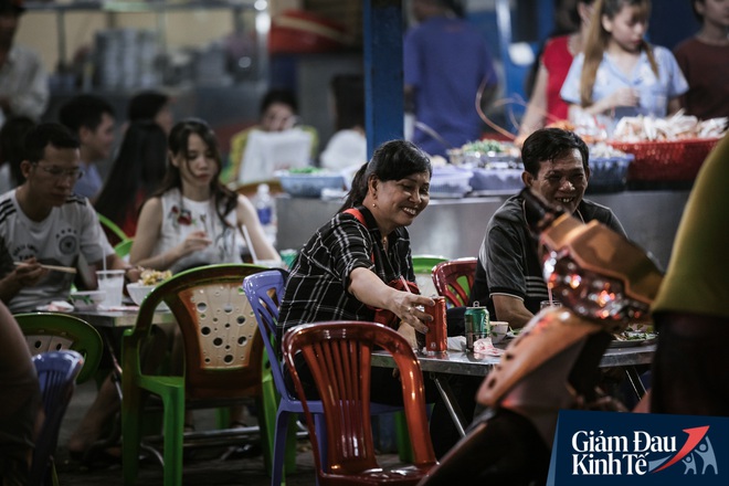Ngày cuối tuần sau nới lỏng giãn cách xã hội: Quán xá Sài Gòn đông đúc, hàng quán bán mỏi tay không kịp nghỉ - Ảnh 4.