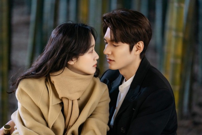 Quân Vương Bất Diệt tập 4: Lộ ảnh bệ hạ Lee Min Ho khoe sống mũi như đâm thẳng vào tim Kim Go Eun - Ảnh 2.