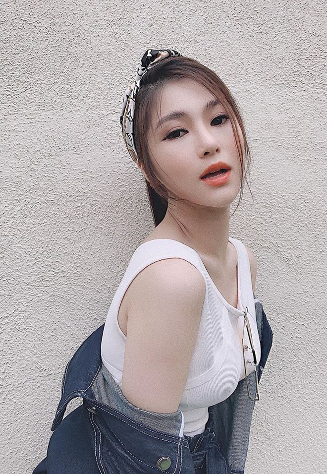 Bị chỉ tr&iacute;ch v&igrave; mặc đồ phản cảm nơi linh thi&ecirc;ng, Hương Tr&agrave;m c&oacute; động th&aacute;i đ&aacute;p trả thế n&agrave;o? - Ảnh 5.
