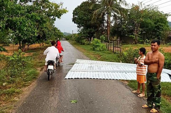 Lốc xoáy bất ngờ thổi bay hàng chục mái nhà ở Lâm Đồng - Ảnh 3.